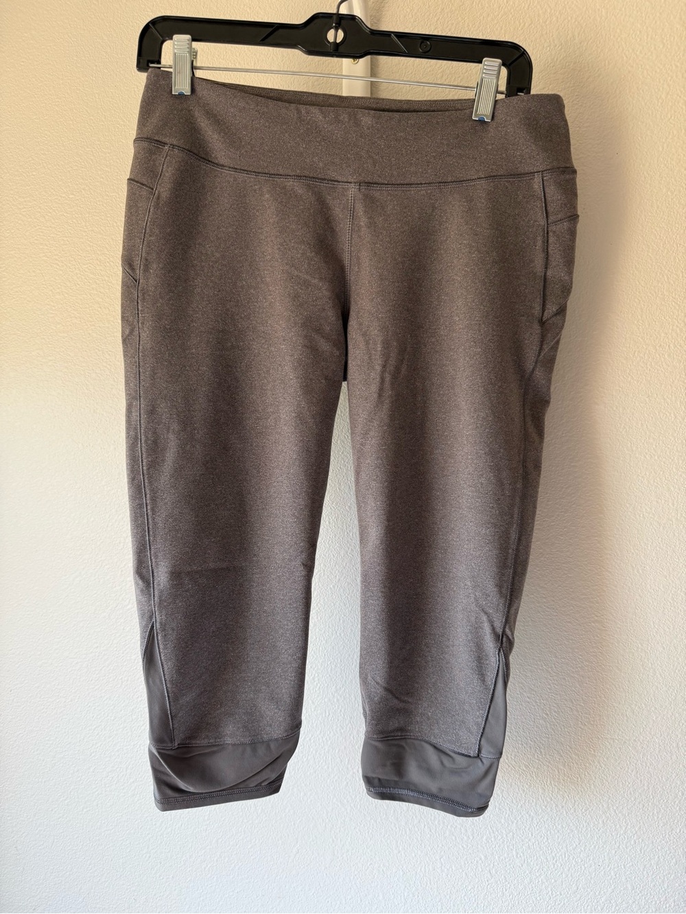 ALO Yoga Heather Gray Capri Leggings